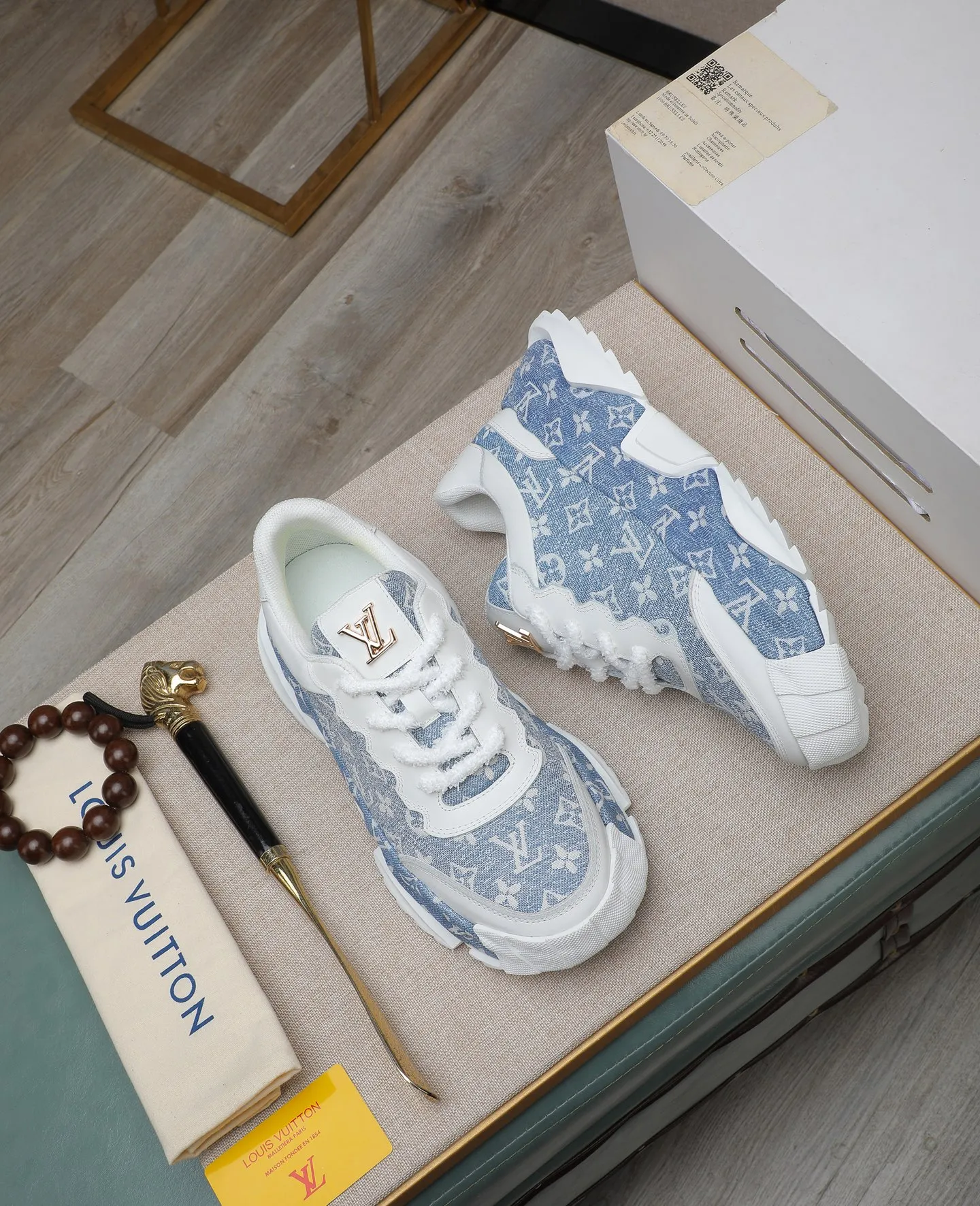 Men's shoes 💰600 LV are novel and fashionable, and the uppers are made of imported cowhide + LV special materials! Super trendy design! It’s eye-catching! The leather is soft, delicate, shiny and translucent, showing the ultimate in pure handcraftsmanship, and the mesh is soft, comfortable and breathable! Size: 39-44 (38 45 customized)